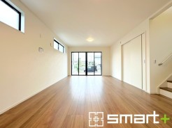 ～窓からはたっぷりの陽光～
・大きな窓から明るい陽光が舞い込みお部屋全体を心地のよい空間に。
・ご家族のお出掛けや帰宅がわかるリビングイン階段。