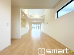 ～吹抜けのあるＬＤＫ～
・ＬＤＫに吹抜けを配する事で縦への空間が生まれ、開放感のある広々とした仕様に。
・ご来客の際なども自慢できるような高級仕様のＬＤＫとなっております。
