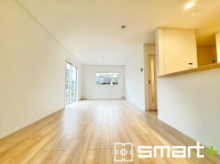 ～穏やかな陽の入るＬＤＫ～
・大きな窓のあるＬＤＫは陽当りも良好で明るい空間となっております。
・ご家族団らんなど過ごす時間の多いＬＤＫが明るいのは嬉しいポイントですね。
(１号棟)