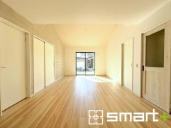 ～穏やかな陽の入るＬＤＫ～
・大きな窓のあるＬＤＫは陽当りも良好で明るい空間となっております。
・ご家族団らんなど過ごす時間の多いＬＤＫが明るいのは嬉しいポイントですね。
