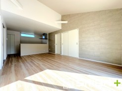 ～家族団らんにピッタリの広々リビング～
・穏やかな陽だまりに包まれる居心地の良いＬＤＫは、ご家族が集まる憩いのスペースに。
・出来立てのお料理を運ぶのにも、後片付けもラクラクなカウンターキッチン。