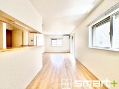 ～窓からはたっぷりの陽光～
・穏やかな陽だまりに包まれる居心地の良いＬＤＫは南側に大開口の窓があるので明るく開放的な空間に。
・家事をしながらリビング全体が見渡せるカウンターキッチンも魅力。
(2号棟)