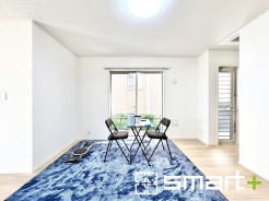 ～窓からはたっぷりの陽光～
・穏やかな陽だまりに包まれる居心地の良いＬＤＫは南側に大開口の窓があるので明るく開放的な空間。
・柔らかみのあるナチュラルカラーで、家具やカーテンの色も選びやすいですね。