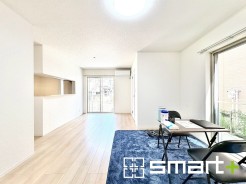 ～穏やかな陽の入るＬＤＫ～
・大きな窓のあるＬＤＫは陽当りも良好で明るい空間となっております。
・ご家族団らんなど過ごす時間の多いＬＤＫが明るいのは嬉しいポイントですね。