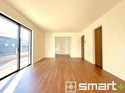 ～家族団らんにピッタリの広々リビング～
・穏やかな陽だまりに包まれる居心地の良いＬＤＫは、ご家族が集まる憩いのスペースに。
・隣接の洋室を続き間として利用すれば１９帖超の広々空間になります。
(1号棟)