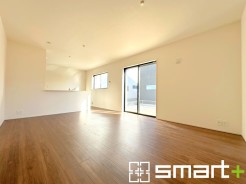 ～穏やかな陽の入るＬＤＫ～
・大きな窓のあるＬＤＫは陽当りも良好で明るい空間となっております。
・ご家族団らんなど過ごす時間の多いＬＤＫが明るいのは嬉しいポイントですね。
(1号棟)