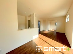 ～家族団らんにピッタリの広々リビング～
・穏やかな陽だまりに包まれる居心地の良いＬＤＫは、ご家族が集まる憩いのスペースに。
・隣接の洋室を続き間として利用すれば２０帖超の広々空間になります。