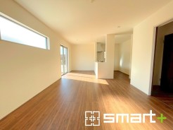 ～穏やかな陽の入るＬＤＫ～
・大きな窓のあるＬＤＫは陽当りも良好で明るい空間となっております。
・ご家族団らんなど過ごす時間の多いＬＤＫが明るいのは嬉しいポイントですね。
