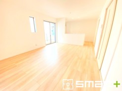 ～穏やかな陽の入るＬＤＫ～
・大きな窓のあるＬＤＫは陽当りも良好で明るい空間となっております。
・ご家族団らんなど過ごす時間の多いＬＤＫが明るいのは嬉しいポイントですね。
