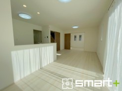 ～穏やかな陽の入るＬＤＫ～
・ご家族でゆったり寛げる広々リビングは、大きな窓からたっぷりの陽光が差し込む明るい空間。
・料理と洗濯、片付けなど並行して家事を進める時に便利な回遊動線。
