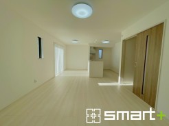 ～日当り良好のＬＤＫ～
・穏やかな陽だまりに包まれる居心地の良いＬＤＫは、ご家族が自然と集まる憩いのスペースに。
・柔らかみのあるナチュラルカラーで、家具やカーテンの色も選びやすいです。
