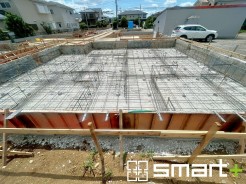 ～ベタ基礎でしっかりとした土台～
・コンクリートの中に鉄筋を配し強度を高めた「ベタ基礎」を採用。
・しっかりとした土台を造ったうえで、その上に建物が築造されていきます。
