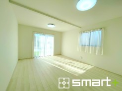 ～穏やかな陽の入るＬＤＫ～
・大きな窓のあるＬＤＫは陽当りも良好で明るい空間となっております。
・ご家族団らんなど過ごす時間の多いＬＤＫが明るいのは嬉しいポイントですね。
