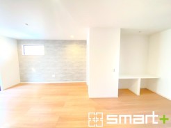 ～穏やかな陽の入るＬＤＫ～
・大きな窓のあるＬＤＫは陽当りも良好で明るい空間となっております。
・ご家族団らんなど過ごす時間の多いＬＤＫが明るいのは嬉しいポイントですね。
(１号棟)