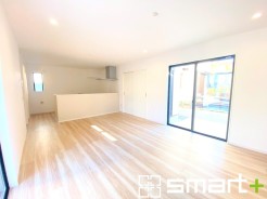 ～穏やかな陽の入るＬＤＫ～
・大きな窓のあるＬＤＫは陽当りも良好で明るい空間となっております。
・ご家族団らんなど過ごす時間の多いＬＤＫが明るいのは嬉しいポイントですね。
