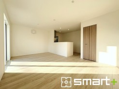 ～穏やかな陽の入るＬＤＫ～
・大きな窓のあるＬＤＫは陽当りも良好で明るい空間となっております。
・ご家族団らんなど過ごす時間の多いＬＤＫが明るいのは嬉しいポイントですね。
(１号棟)