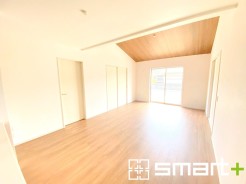 ～穏やかな陽の入るＬＤＫ～
・大きな窓のあるＬＤＫは陽当りも良好で明るい空間となっております。
・ご家族団らんなど過ごす時間の多いＬＤＫが明るいのは嬉しいポイントですね。
