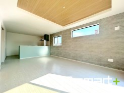 ～穏やかな陽の入るＬＤＫ～
・大きな窓のあるＬＤＫは陽当りも良好で明るい空間となっております。
・ご家族団らんなど過ごす時間の多いＬＤＫが明るいのは嬉しいポイントですね。
