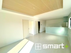 ～折り上げ天井のあるＬＤＫ～
・一部天井を高くする折り上げ天井を配する事で縦への空間が生まれ、開放感のある広々とした仕様に。
・ぜひ現地でその魅力をご体感くださいませ。
