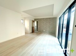 ～穏やかな陽の入るＬＤＫ～
・大きな窓のあるＬＤＫは陽当りも良好で明るい空間となっております。
・ご家族団らんなど過ごす時間の多いＬＤＫが明るいのは嬉しいポイントですね。
