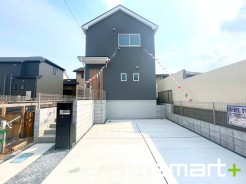 ～シックな色彩の外観を採用～
・外壁に濃い色を採用する事でモダンな印象のシックな外観となっております。
・高級感も出るので毎日家に帰るのが誇らしくなります。ぜひ現地でご確認くださいませ。