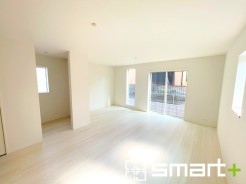 ～穏やかな陽の入るＬＤＫ～
・大きな窓のあるＬＤＫは陽当りも良好で明るい空間となっております。
・ご家族団らんなど過ごす時間の多いＬＤＫが明るいのは嬉しいポイントですね。
