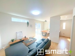 ～日当り良好のＬＤＫ～
・たくさんの窓からたっぷりの陽光が差し込む明るいリビングで寛ぎのひと時を。
・柔らかみのあるナチュラルカラーで、家具やカーテンの色も選びやすいです。
