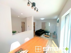 ～穏やかな陽の入るＬＤＫ～
・大きな窓のあるＬＤＫは陽当りも良好で明るい空間となっております。
・ご家族団らんなど過ごす時間の多いＬＤＫが明るいのは嬉しいポイントですね。
