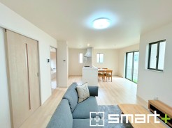 ～穏やかな陽の入るＬＤＫ～
・大きな窓のあるＬＤＫは陽当りも良好で明るい空間となっております。
・ご家族団らんなど過ごす時間の多いＬＤＫが明るいのは嬉しいポイントですね。
(Ａ号棟)