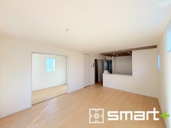 ～家族団らんにピッタリの広々リビング～
・自然の光が降り注ぐ明るいLDKは家族団らんにピッタリ。
・隣接の洋室を続き間として利用すれば２０帖の広々空間になります。
