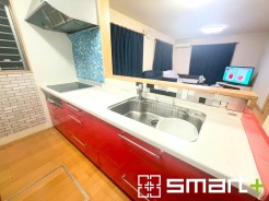 ～人気のカウンターキッチン～
・キッチンには余計な柱が無いので、リビングが見渡せ開放感のある造りとなっております。
・汚れの付きづらい天板、水はけの良いシンクなど機能面でも充実の仕様。
