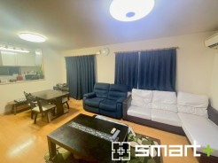 ～穏やかな陽の入るＬＤＫ～
・大きな窓のあるＬＤＫは陽当りも良好で明るい空間となっております。
・ご家族団らんなど過ごす時間の多いＬＤＫが明るいのは嬉しいポイントですね。
