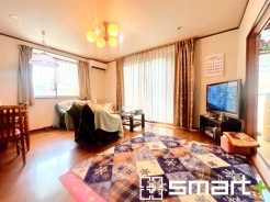 ～穏やかな陽の入るＬＤＫ～
・大きな窓のあるＬＤＫは陽当りも良好で明るい空間となっております。
・ご家族団らんなど過ごす時間の多いＬＤＫが明るいのは嬉しいポイントですね。
