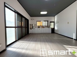 ～穏やかな陽の入るＬＤＫ～
・大きな窓のあるＬＤＫは陽当りも良好で明るい空間となっております。
・ご家族団らんなど過ごす時間の多いＬＤＫが明るいのは嬉しいポイントですね。
