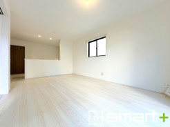 ～穏やかな陽の入るＬＤＫ～
・大きな窓のあるＬＤＫは陽当りも良好で明るい空間となっております。
・ご家族団らんなど過ごす時間の多いＬＤＫが明るいのは嬉しいポイントですね。
