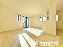 ～日当り良好のＬＤＫ～
・たくさんの窓からたっぷりの陽光が差し込む明るいリビングで寛ぎのひと時を。
・柔らかみのあるナチュラルカラーで、家具やカーテンの色も選びやすいです。
(Ｂ号棟)