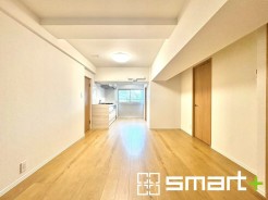 ～穏やかな陽の入るＬＤＫ～
・大きな窓のあるＬＤＫは陽当りも良好で明るい空間となっております。
・ご家族団らんなど過ごす時間の多いＬＤＫが明るいのは嬉しいポイントですね。
