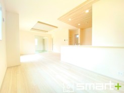 ～家族団らんにピッタリの広々リビング～
・穏やかな陽だまりに包まれる居心地の良いＬＤＫは、ご家族が集まる憩いのスペースに。
・隣接の和室を続き間として利用すれば２３帖超の広々空間になります。
