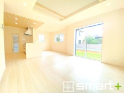 ～穏やかな陽の入るＬＤＫ～
・大きな窓のあるＬＤＫは陽当りも良好で明るい空間となっております。
・ご家族団らんなど過ごす時間の多いＬＤＫが明るいのは嬉しいポイントですね。
