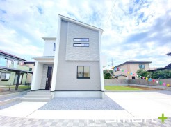 ～落ち着いた雰囲気の外観～
・環境にも馴染みやすく、汚れもあまり目立たない淡いグレーとホワイトのツートンカラーで落ち着いた印象に。
・ブリック柄がアクセントとなりオシャレに見せてくれますね。