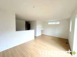 ～穏やかな陽の入るＬＤＫ～
・大きな窓のあるＬＤＫは陽当りも良好で明るい空間となっております。
・ご家族団らんなど過ごす時間の多いＬＤＫが明るいのは嬉しいポイントですね。
