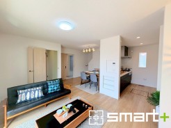 ～家族団らんのＬＤＫ～
・穏やかな陽だまりに包まれる居心地の良いＬＤＫは、ご家族が自然と集まる憩いのスペース。
・家事をしながらご家族との会話が楽しめる人気のカウンターキッチンも魅力。