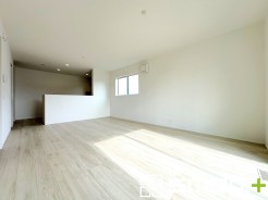 ～穏やかな陽の入るＬＤＫ～
・大きな窓のあるＬＤＫは陽当りも良好で明るい空間となっております。
・ご家族団らんなど過ごす時間の多いＬＤＫが明るいのは嬉しいポイントですね。
