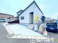 ～平屋で快適な暮らし～
・ワンフロアで開放的な空間が広がる平屋。生活動線がスムーズでご家族とのコミュニケーションも増えますね。
・将来的にもバリアフリー対応がしやすい間取りプランです。
