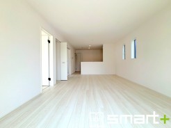 ～日当り良好のＬＤＫ～
・たくさんの窓からたっぷりの陽光が差し込む明るいリビングで寛ぎのひと時を。
・柔らかみのあるナチュラルカラーで、家具やカーテンの色も選びやすいです。
