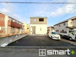 ～明るさを感じる外観～
・外壁は２トーンカラーを採用し、デザイン性に優れた見た目となっております。
・帰宅した際にホッと感じるような飽きのこない外観。ぜひ現地でご確認くださいませ。
(１号棟)