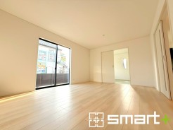 ～家族団らんにピッタリの広々リビング～
・自然の光が降り注ぐ明るいLDKは家族団らんにピッタリ。
・隣接の和室を続き間として利用すれば２１帖超の広々空間になります。
(１号棟)