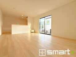 ～穏やかな陽の入るＬＤＫ～
・大きな窓のあるＬＤＫは陽当りも良好で明るい空間となっております。
・ご家族団らんなど過ごす時間の多いＬＤＫが明るいのは嬉しいポイントですね。
