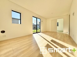 ～穏やかな陽の入るＬＤＫ～
・大きな窓のあるＬＤＫは陽当りも良好で明るい空間となっております。
・ご家族団らんなど過ごす時間の多いＬＤＫが明るいのは嬉しいポイントですね。
