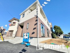 ～明るさを感じる外観～
・外壁は２トーンカラーを採用し、デザイン性に優れた見た目となっております。
・帰宅した際にホッと感じるような飽きのこない外観。ぜひ現地でご確認くださいませ。
